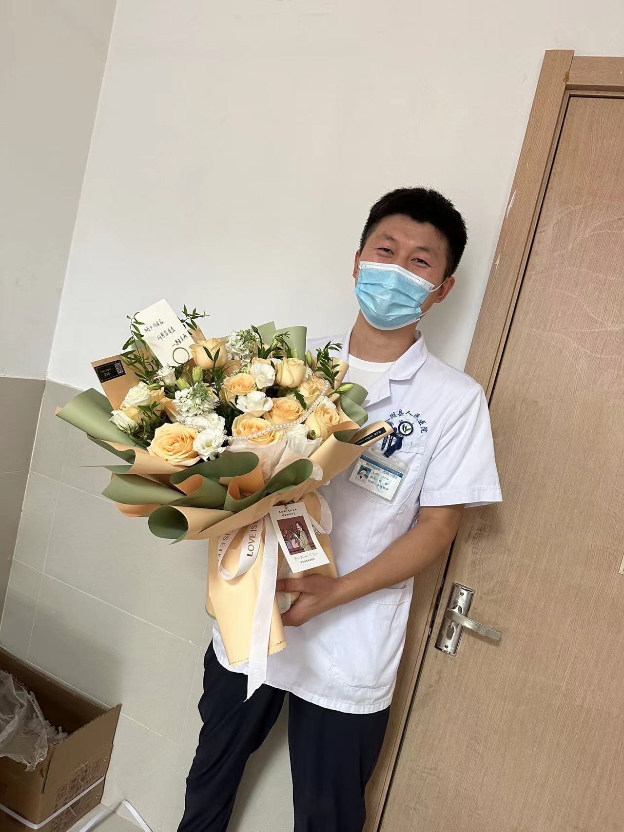 任敏收到赵女士送的医师节礼物20230819.jpg